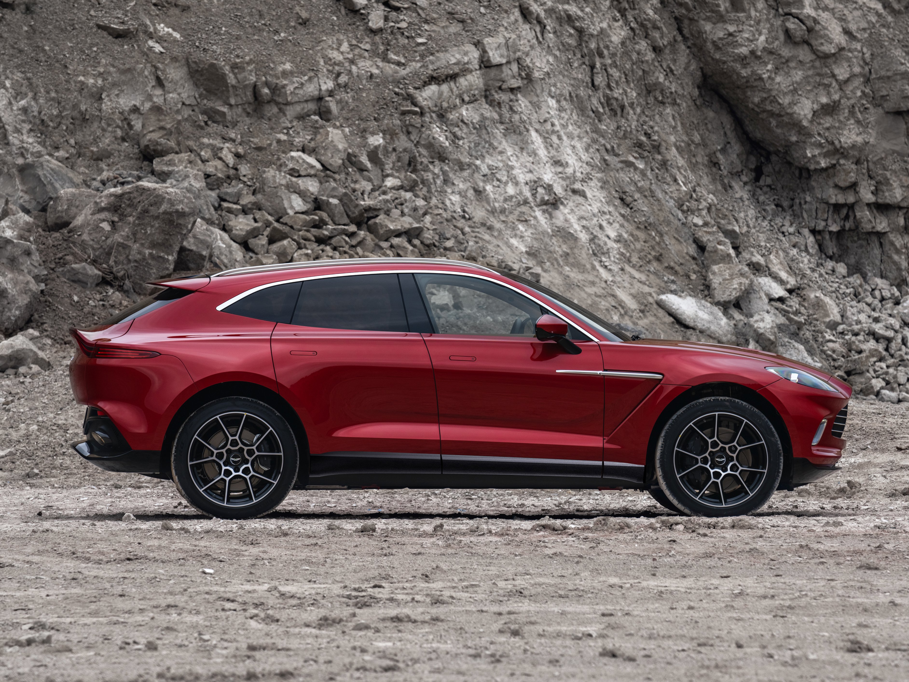 aston-martin-dbx-gallery_3.png