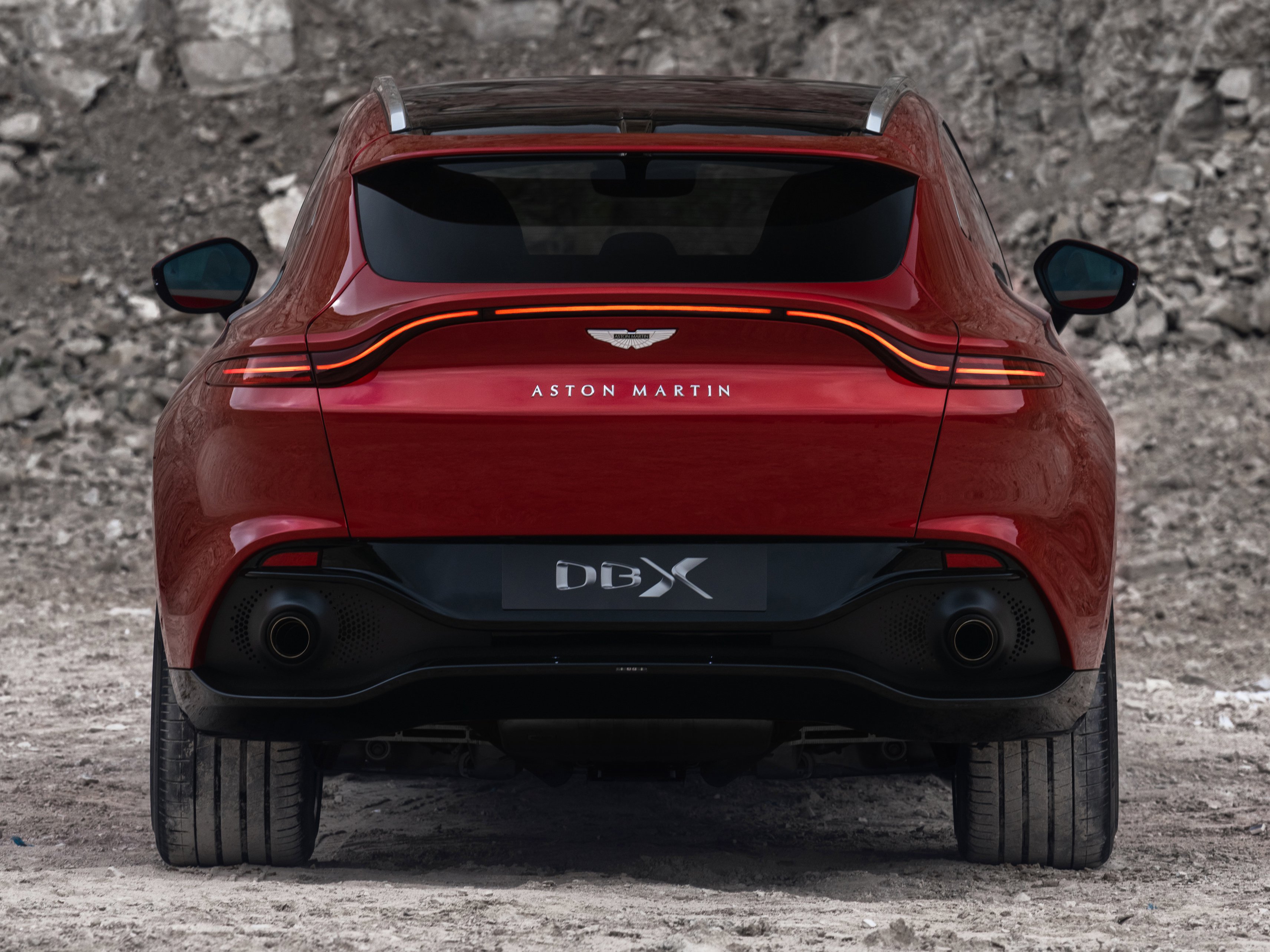 aston-martin-dbx-gallery_6.png