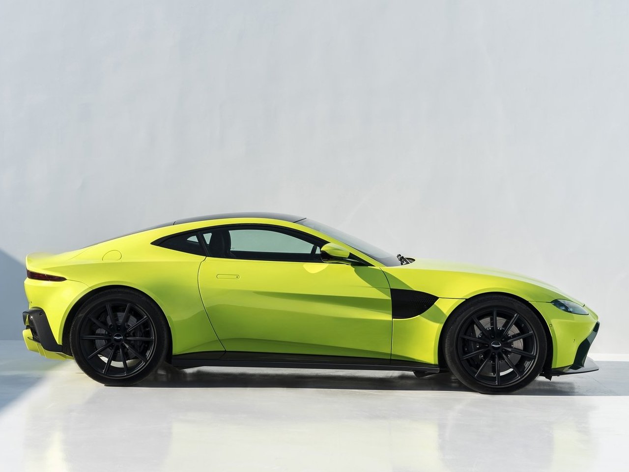 aston-martin-vantage-gallery_2.png