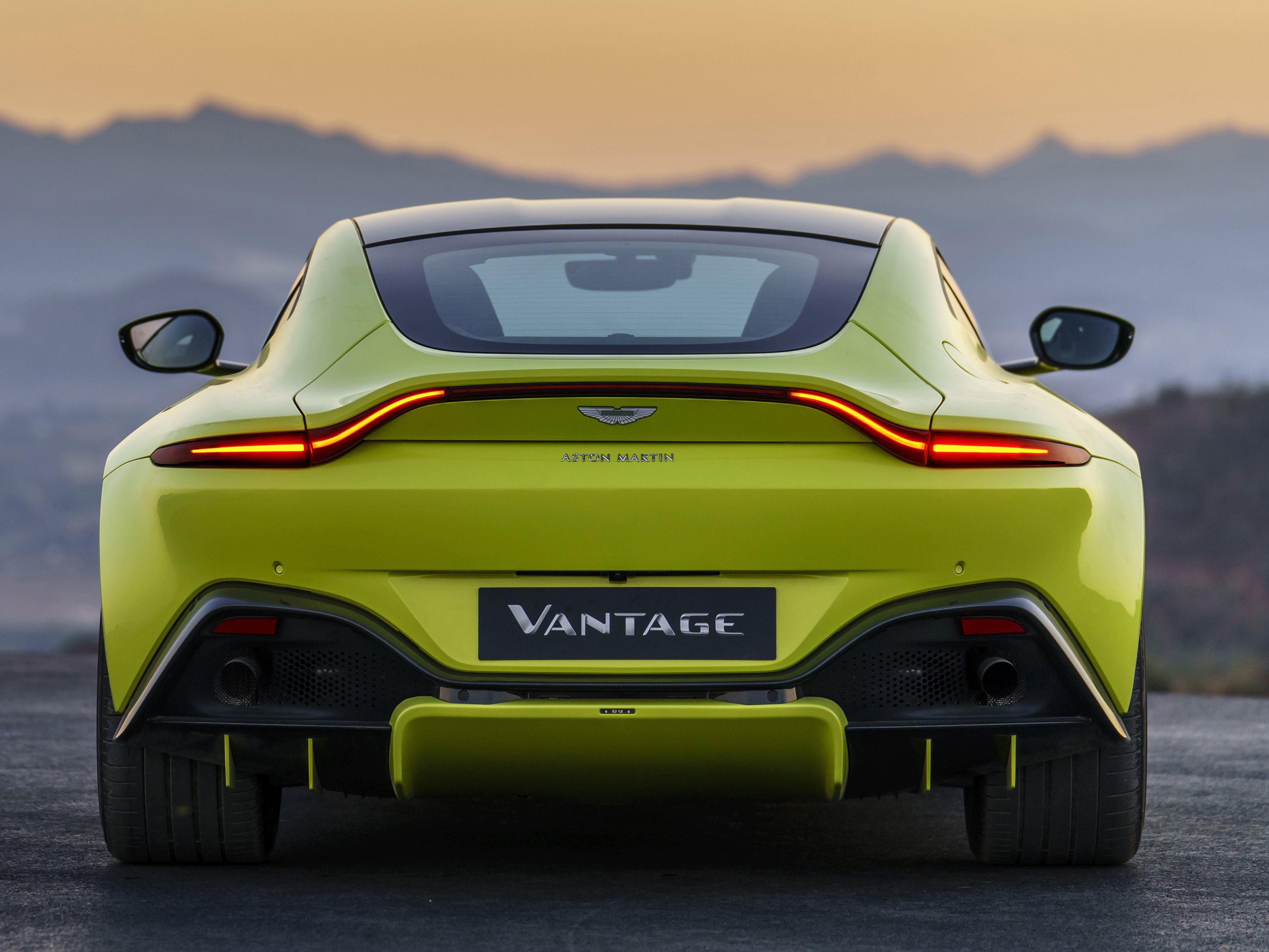 aston-martin-vantage-gallery_4.png