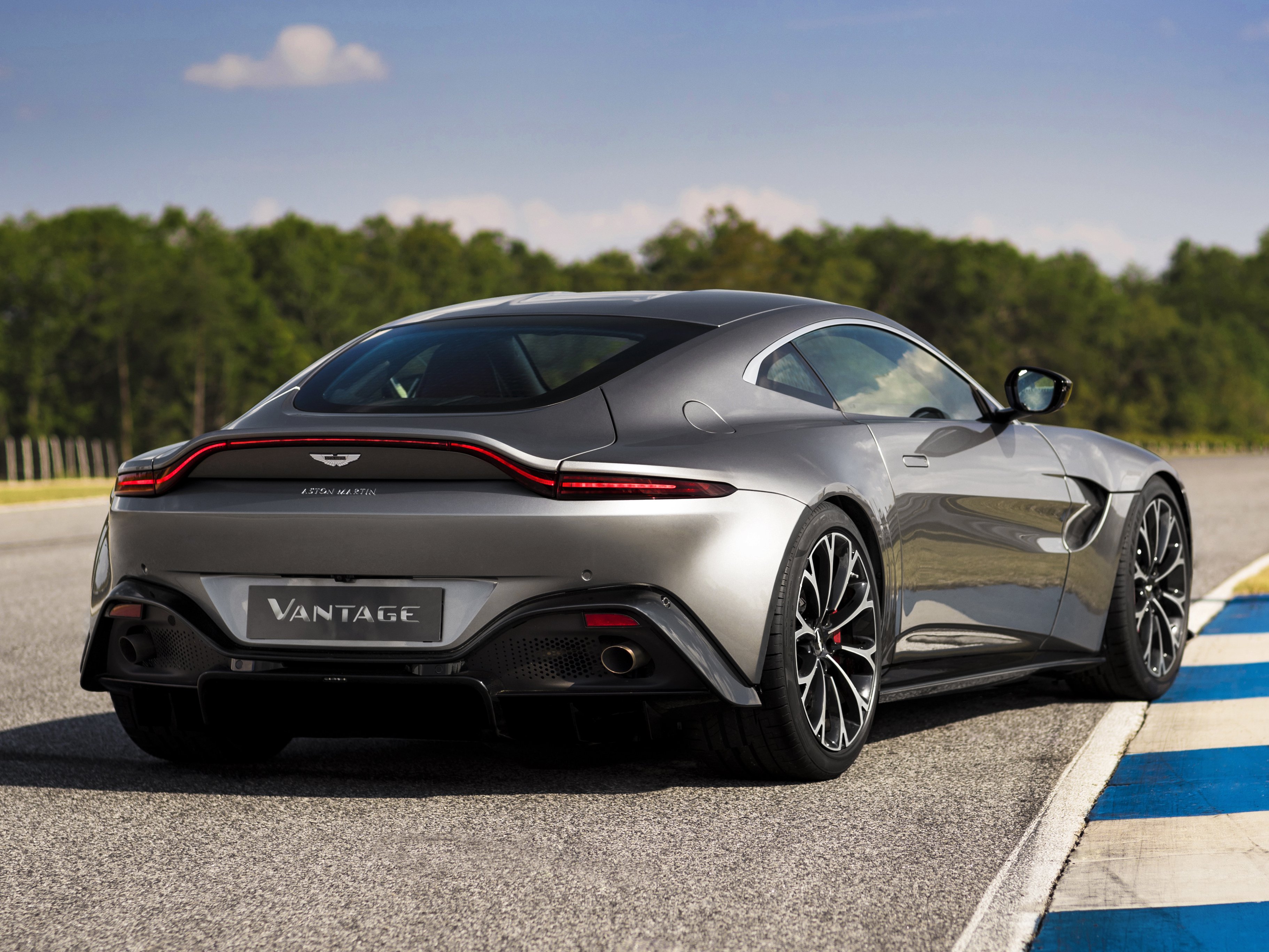 aston-martin-vantage-gallery_7.png