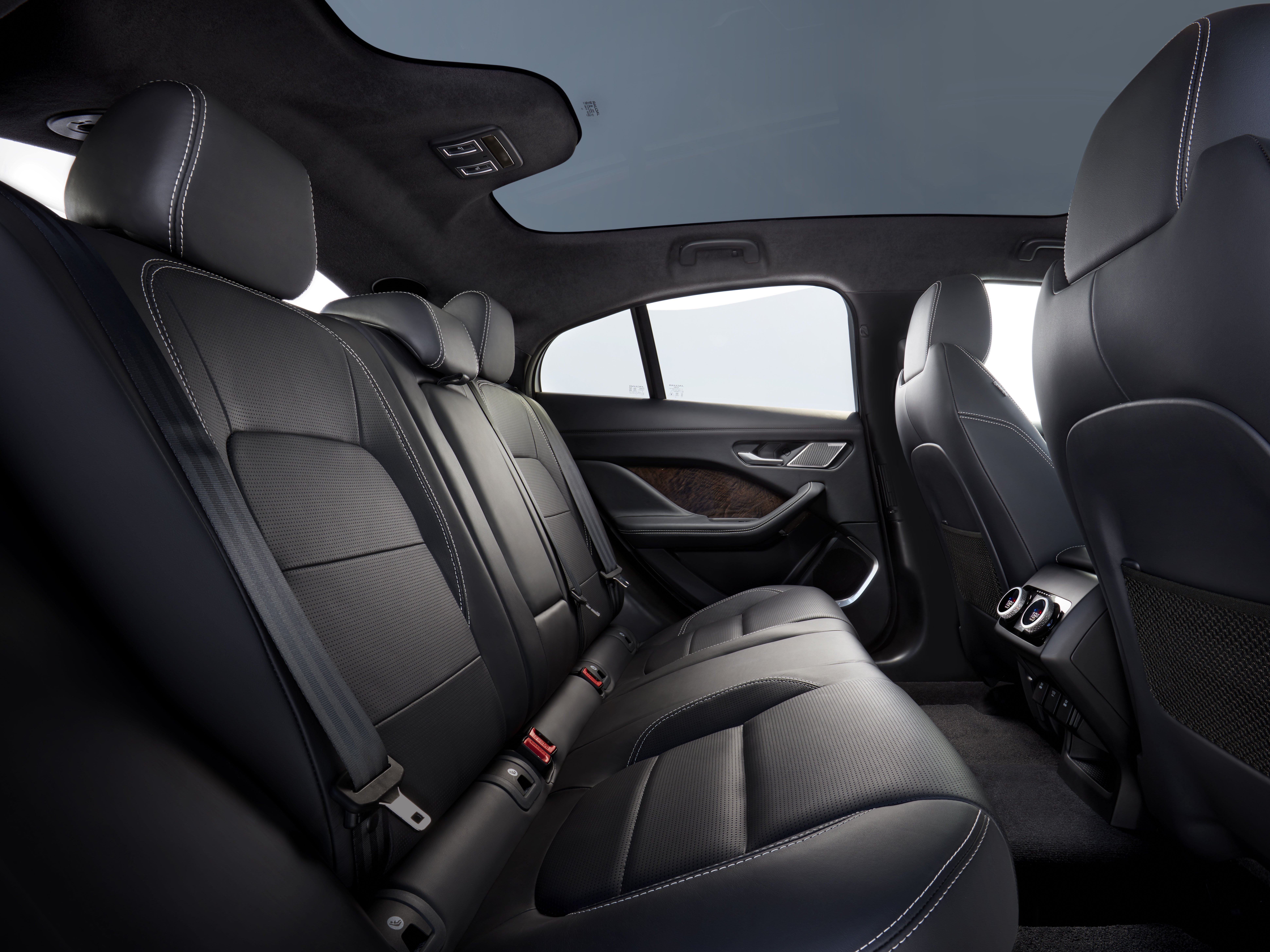 jaguar-i-pace-gallery_4.png